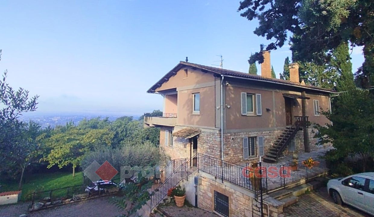 CASA INDIPENDENTE VENDITA ASSISI CENTRO STORICO