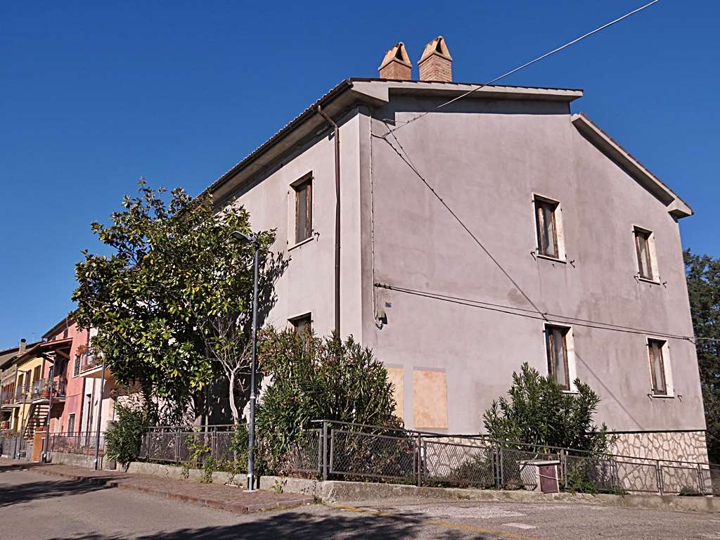 VILLA A SCHIERA VENDITA BASCHI