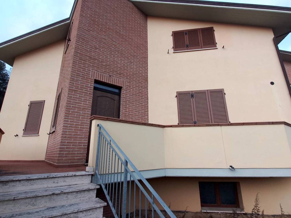 VILLA A SCHIERA VENDITA PANICALE