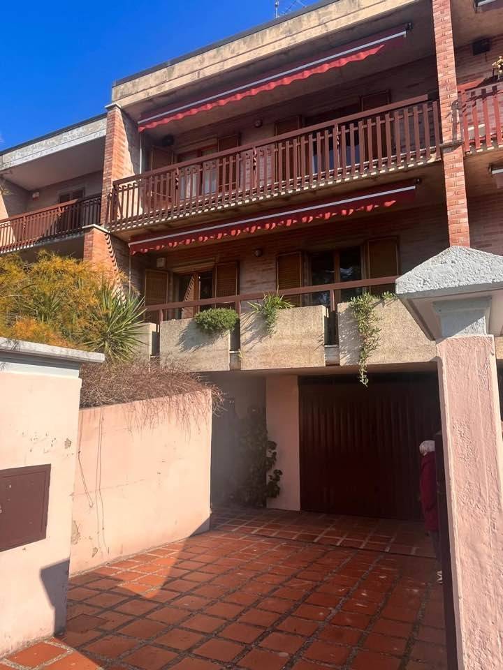 VILLA A SCHIERA VENDITA PERUGIA PREPO