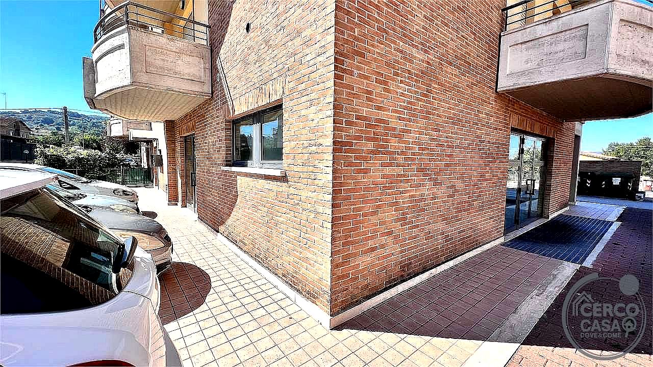 NEGOZIO VENDITA MARSCIANO · foto 5