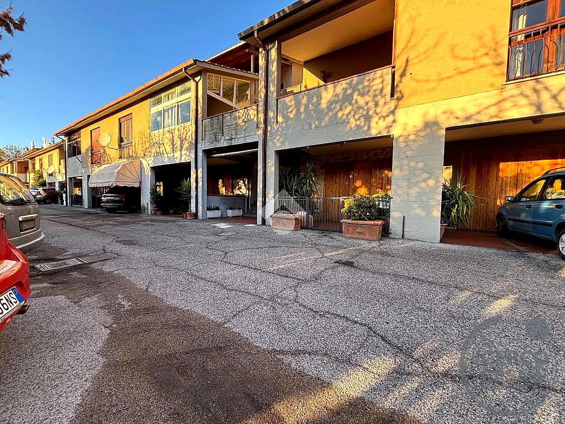 VILLA A SCHIERA VENDITA STRONCONE