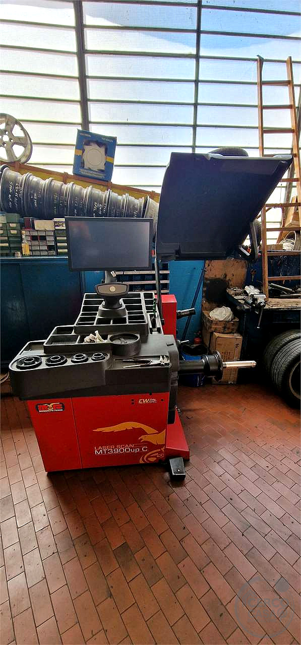 Vendesi attività commerciale gommista e immobile.