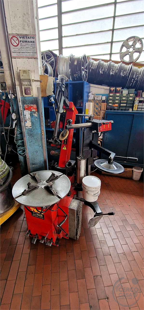 Vendesi attività commerciale gommista e immobile.