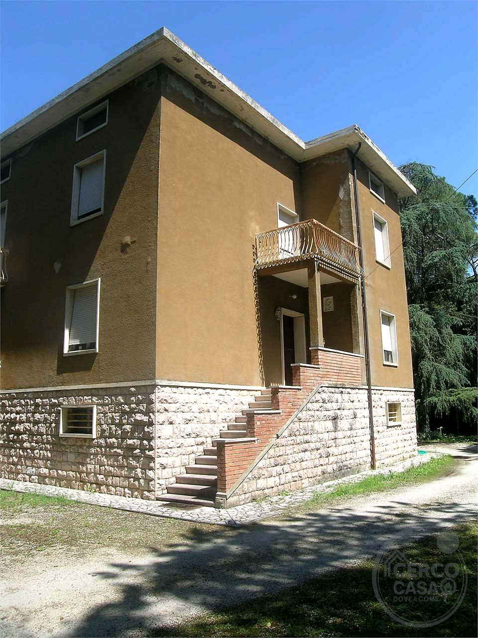 Vendesi villa a Petrignano con ampio parco