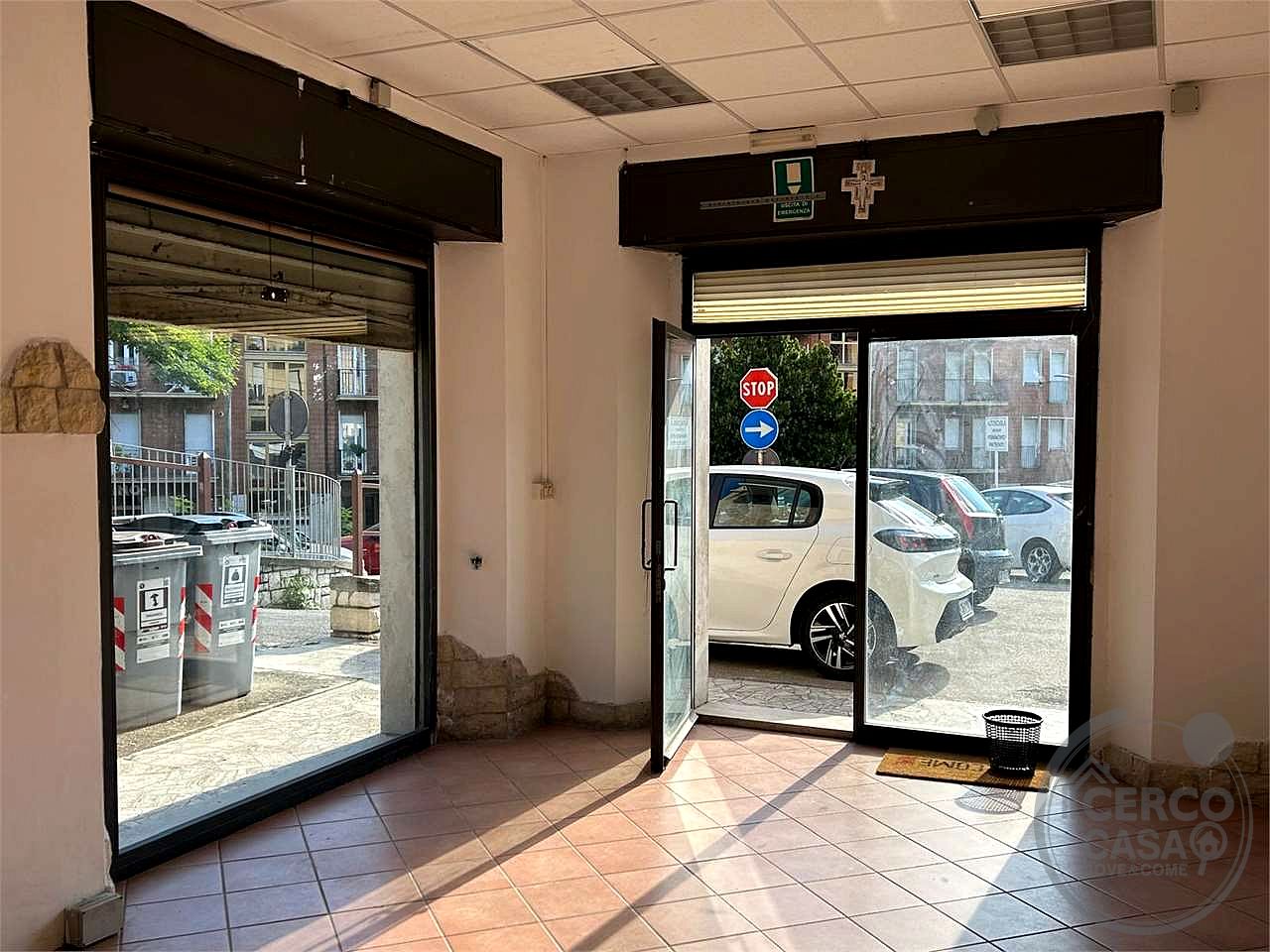 Negozio con magazzino in zona Pallotta