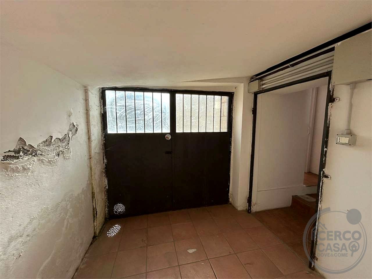 Negozio con magazzino in zona Pallotta