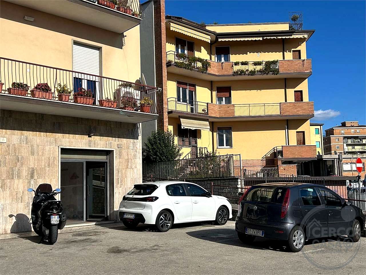 Negozio con magazzino in zona Pallotta