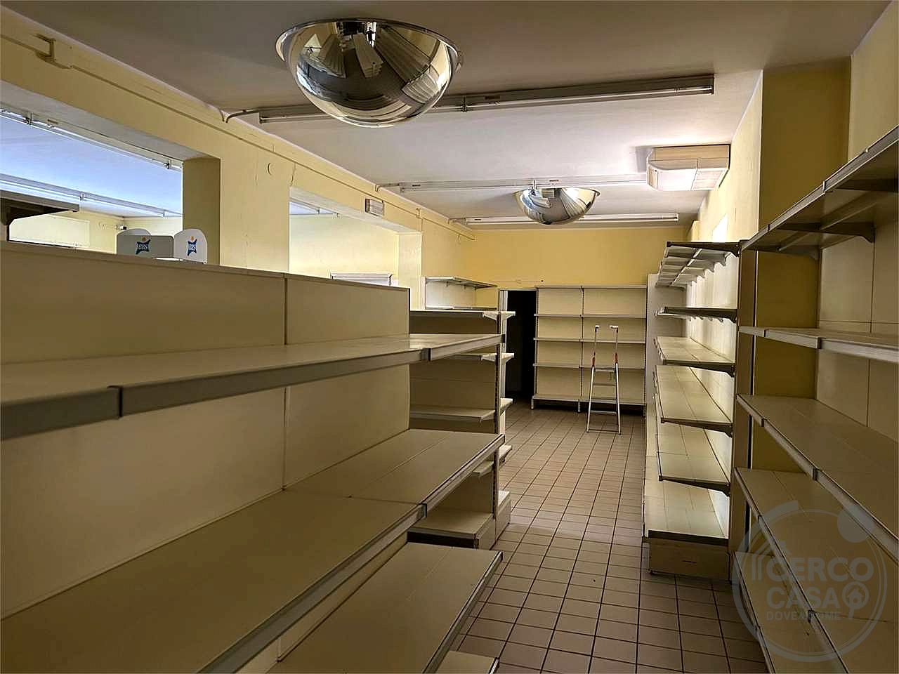 Casa del Diavolo: affittiamo locale commerciale 200 mq con parcheggi esclusivi