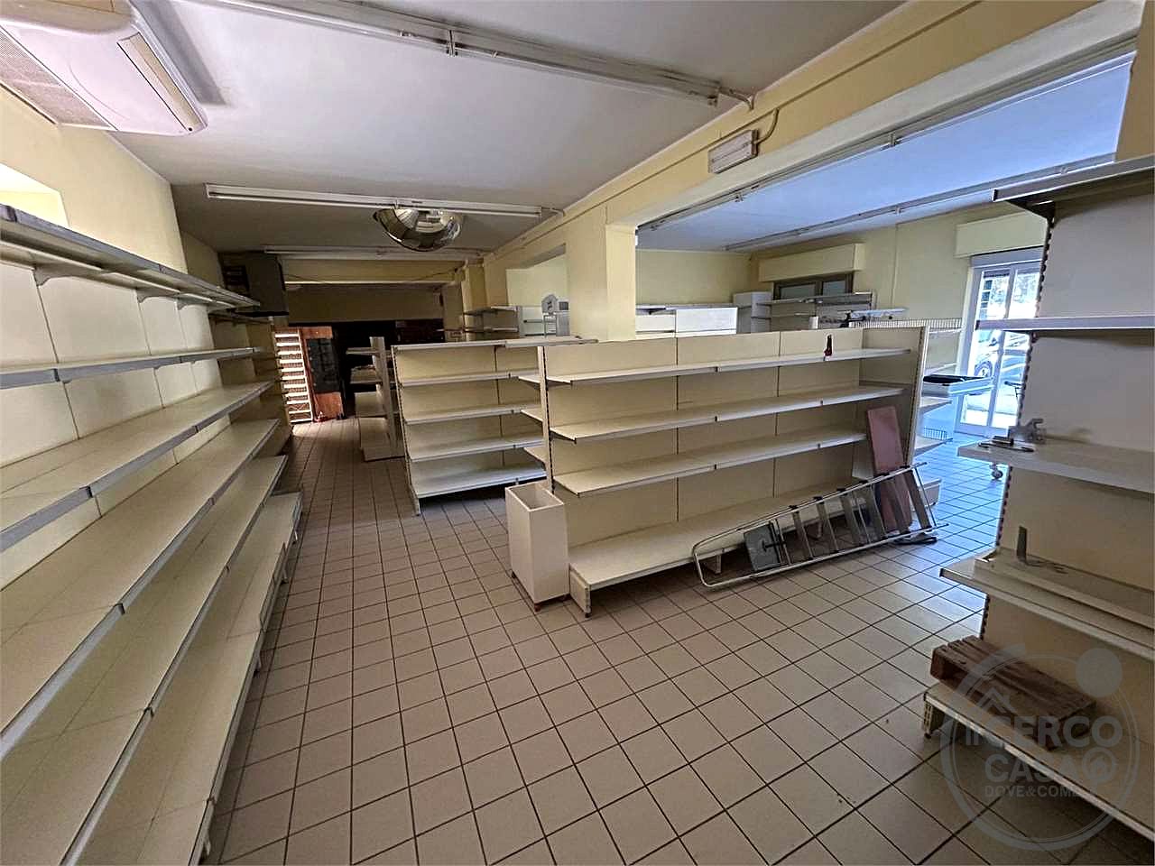 Casa del Diavolo: affittiamo locale commerciale 200 mq con parcheggi esclusivi