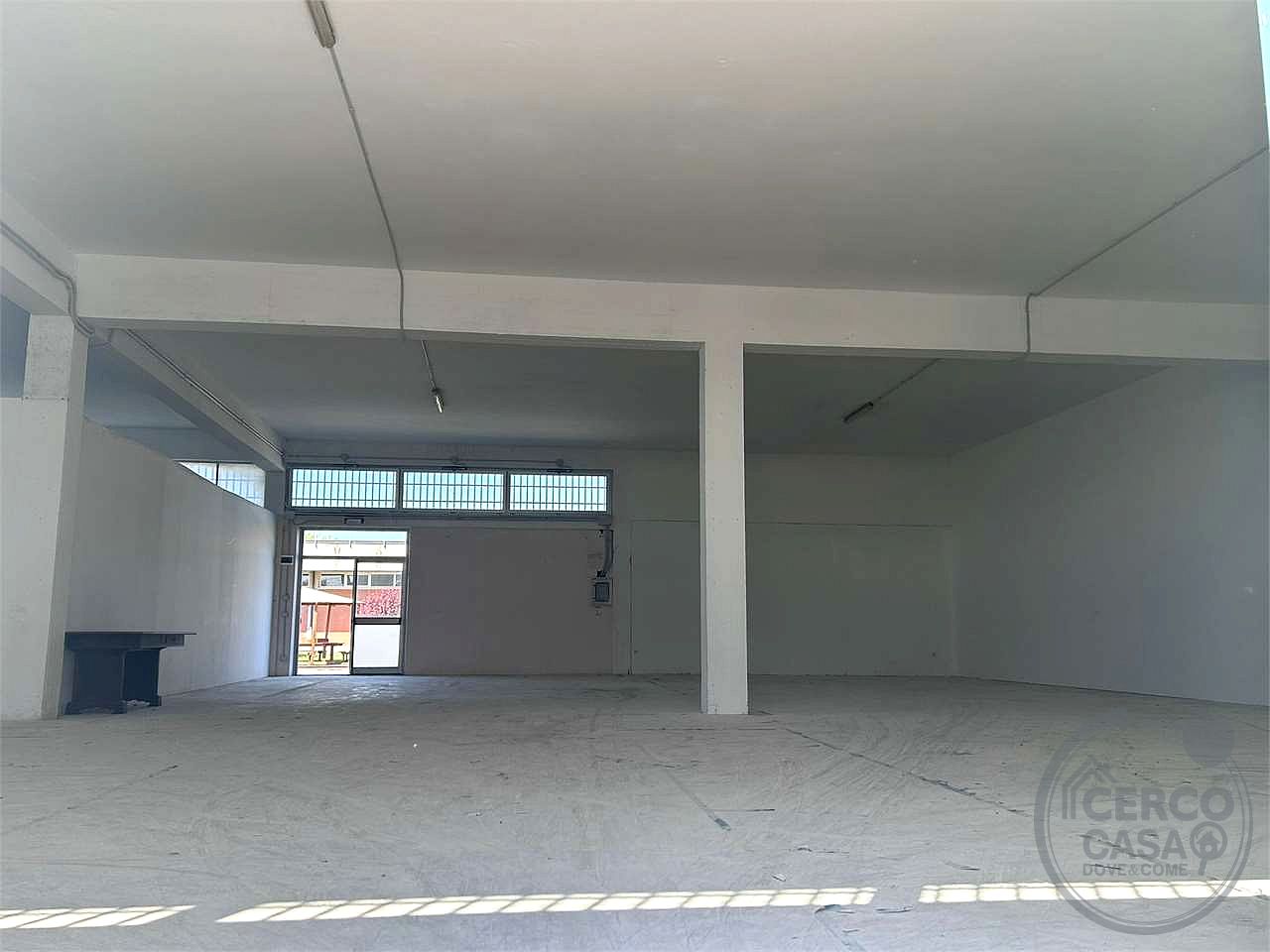Affittiamo magazzino 400 mq altezza 4,50 m