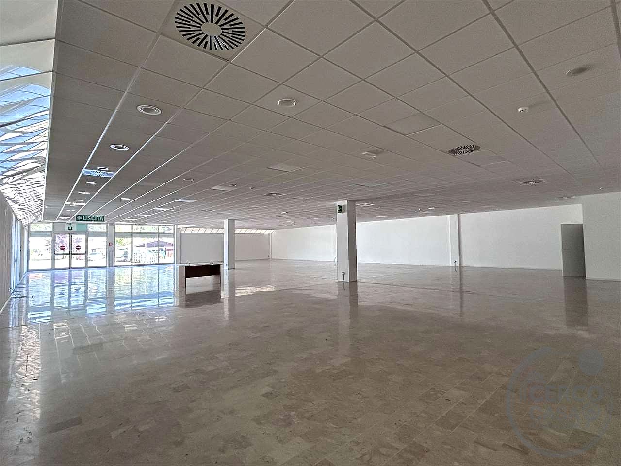Locale commerciale 700 mq ampi parcheggi