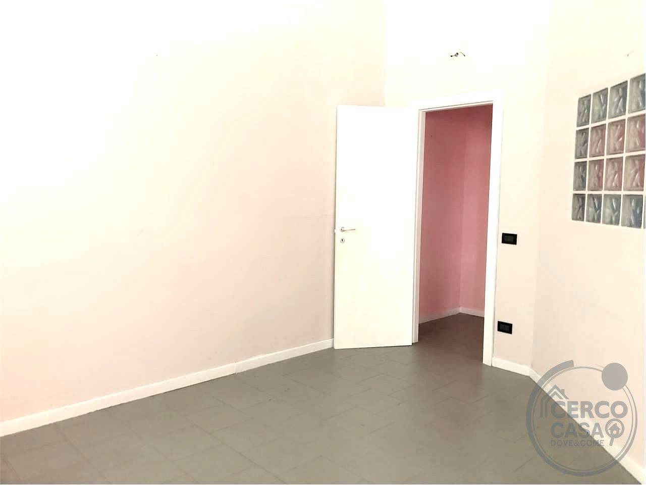 Vendesi negozio primo piano
