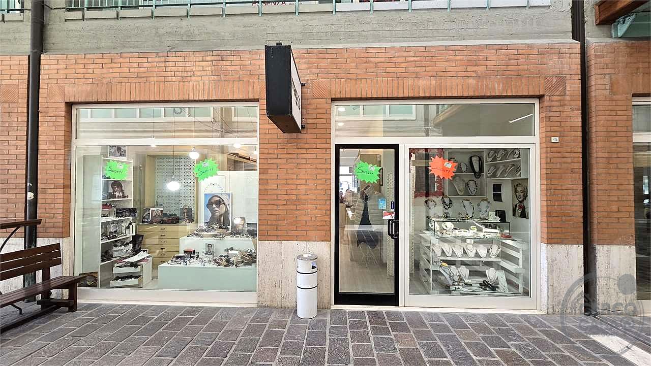 Vendesi attività commerciale OTTICA Perugia
