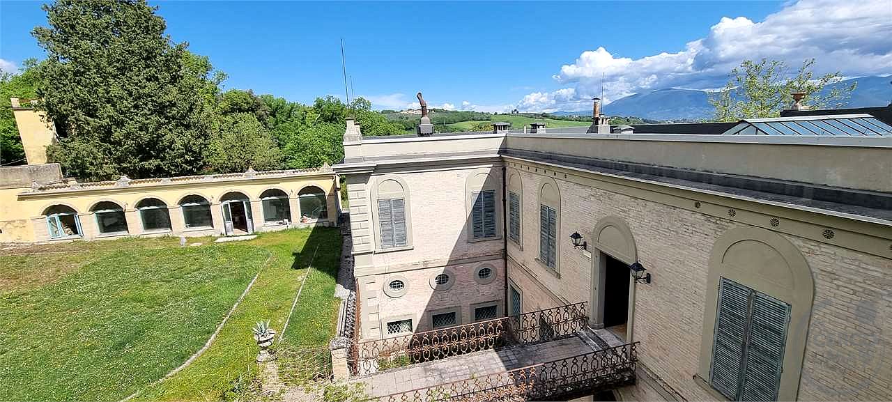 ITALIA – UMBRIA VILLA STORICA CON PARCO DI 43 ha