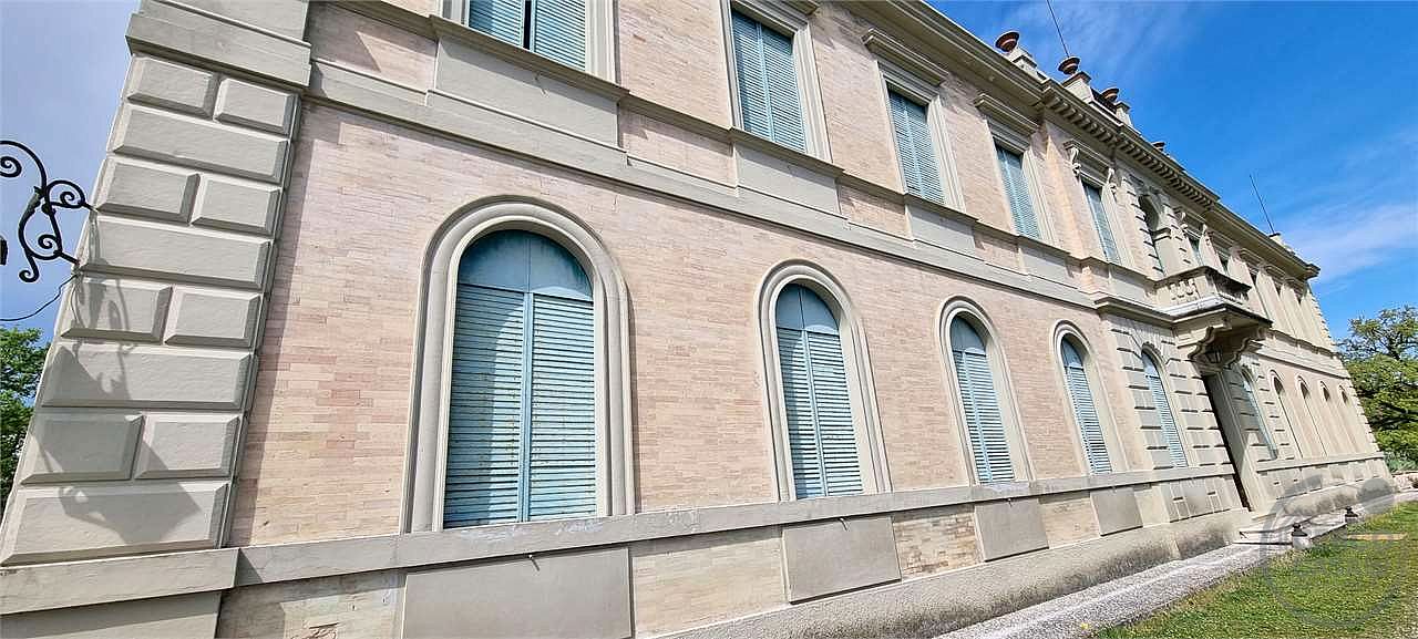 ITALIA – UMBRIA VILLA STORICA CON PARCO DI 43 ha