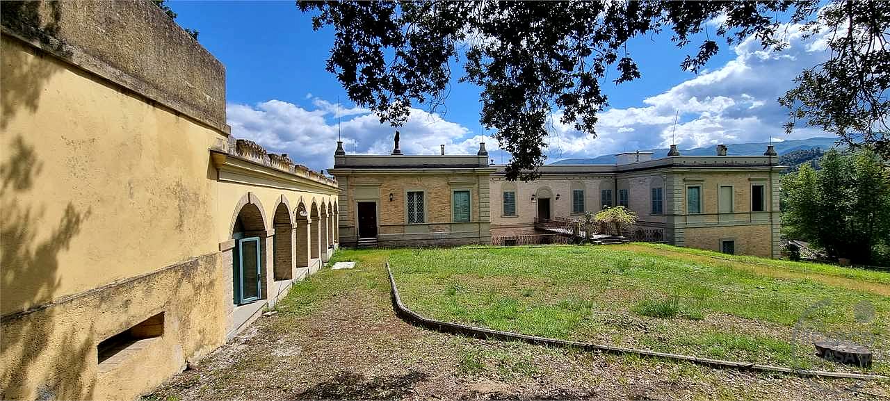 ITALIA – UMBRIA VILLA STORICA CON PARCO DI 43 ha