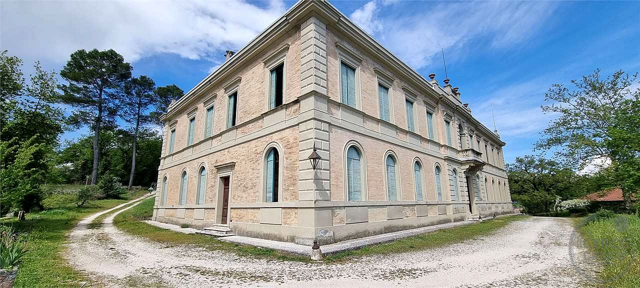 ITALIA – UMBRIA VILLA STORICA CON PARCO DI 43 ha