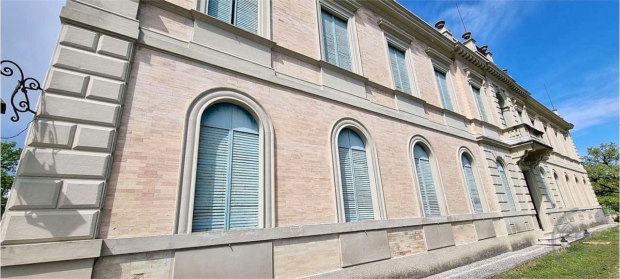 ITALIA – UMBRIA VILLA STORICA CON PARCO DI 43 ha