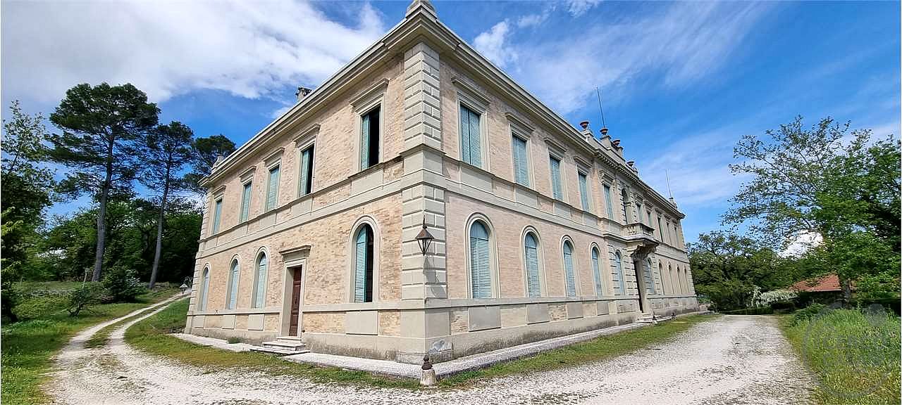 ITALIA – UMBRIA VILLA STORICA CON PARCO DI 43 ha