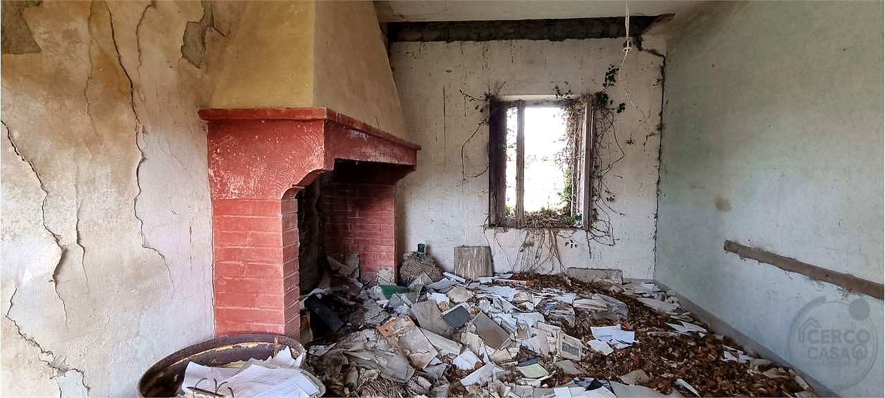 Casale da Ristrutturare a Todi