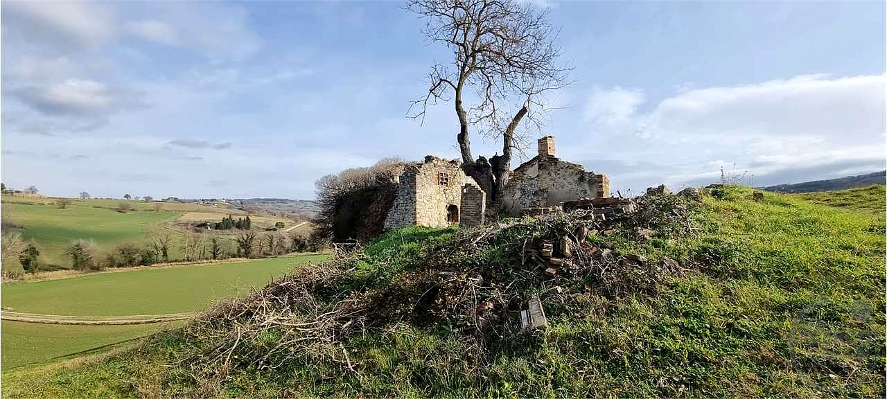 Casale da Ristrutturare a Todi