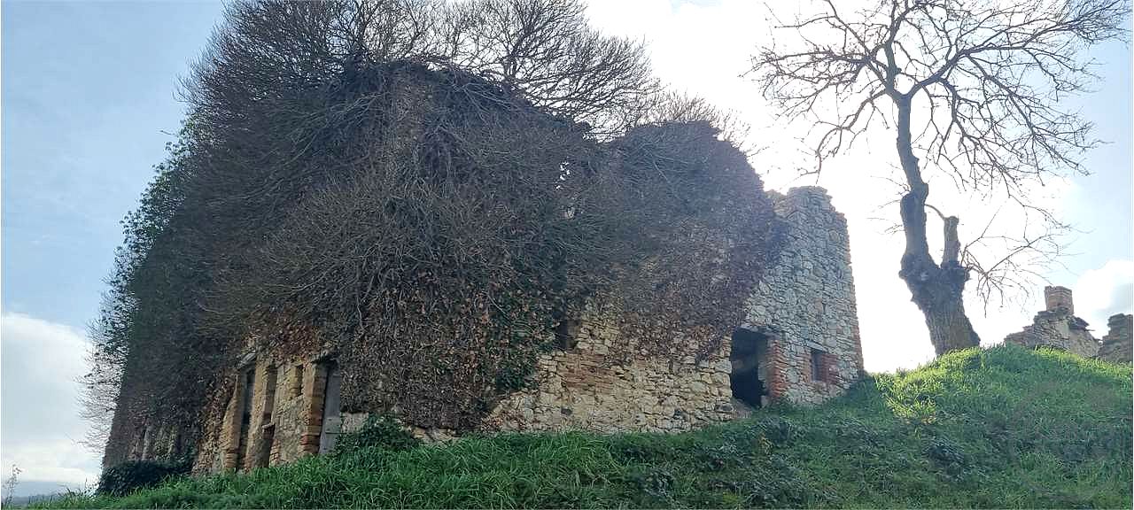 Casale da Ristrutturare a Todi