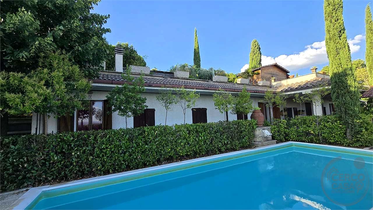In vendita a Magione (Umbria) agriturismo composto da tre unità immobiliari.