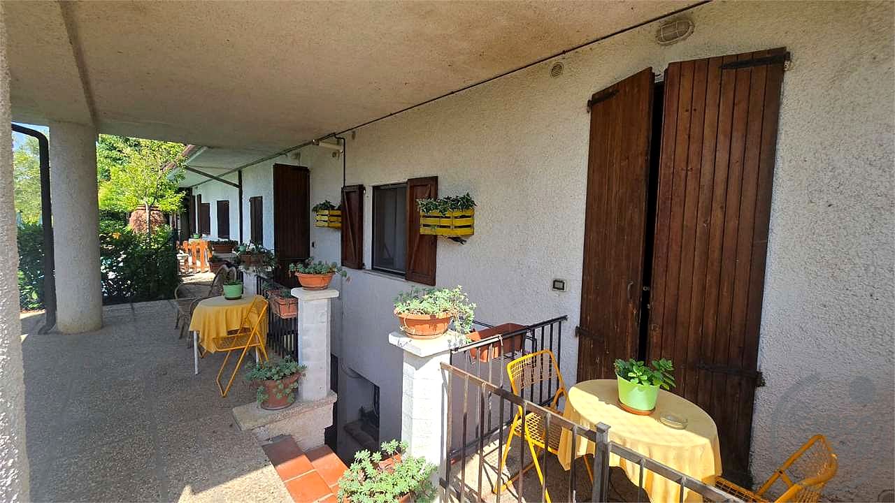 In vendita a Magione (Umbria) agriturismo composto da tre unità immobiliari.
