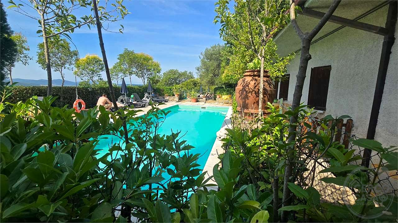 In vendita a Magione (Umbria) agriturismo composto da tre unità immobiliari.