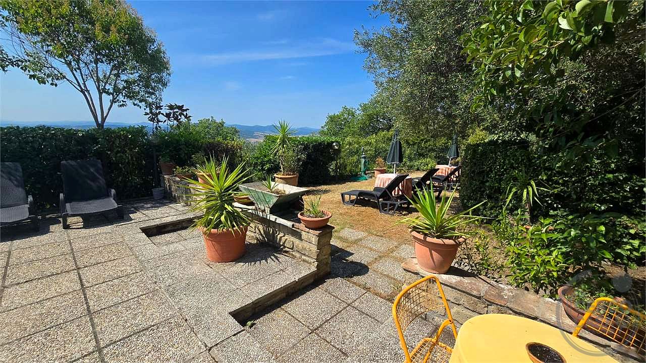 In vendita a Magione (Umbria) agriturismo composto da tre unità immobiliari.