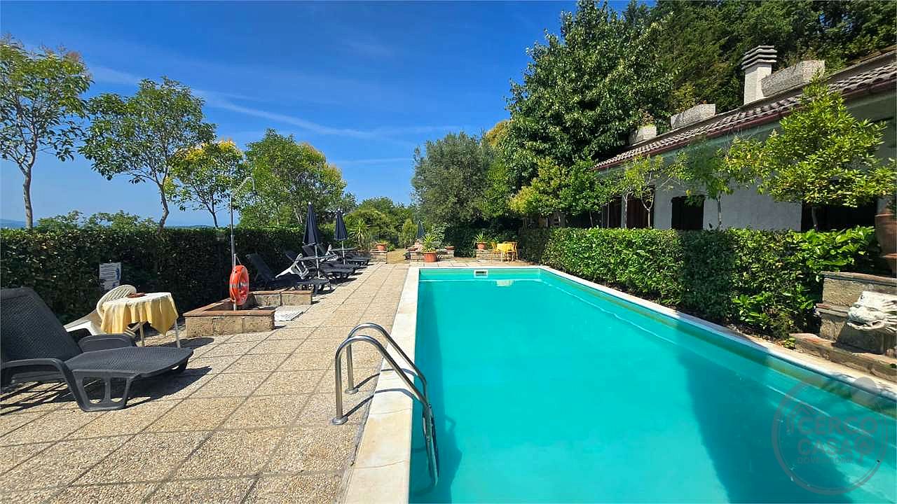 In vendita a Magione (Umbria) agriturismo composto da tre unità immobiliari.