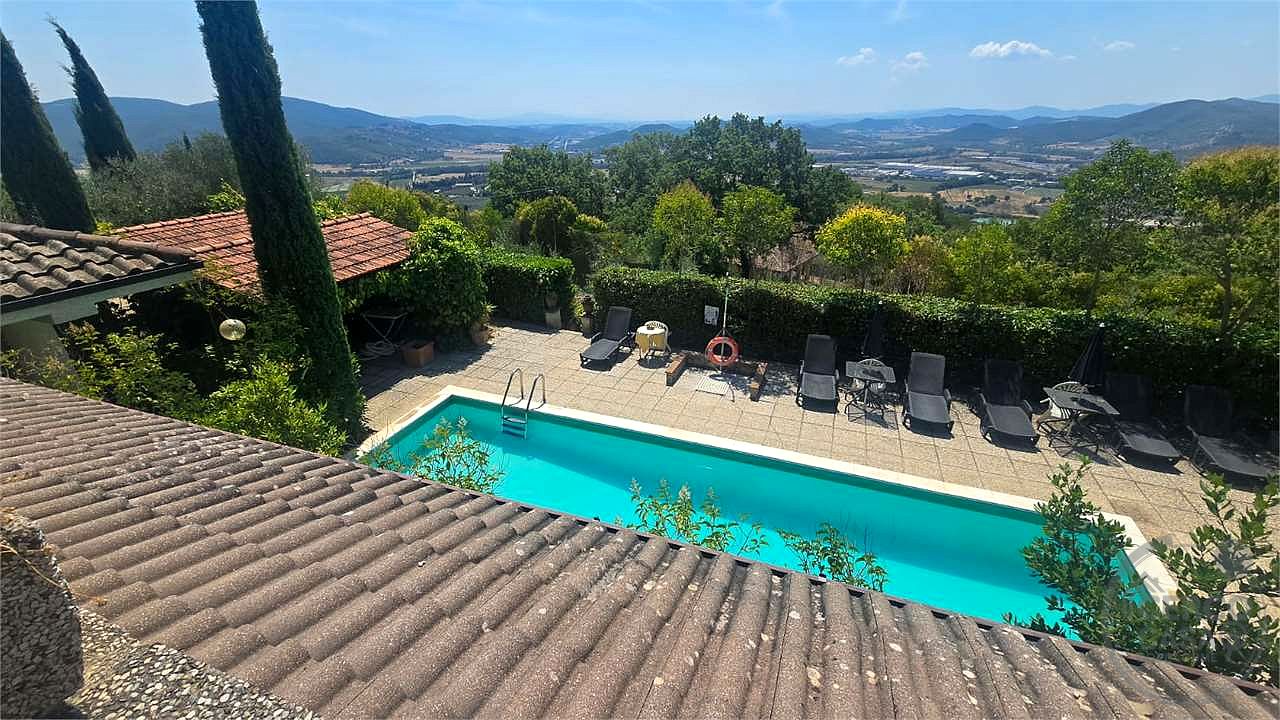 In vendita a Magione (Umbria) agriturismo composto da tre unità immobiliari.