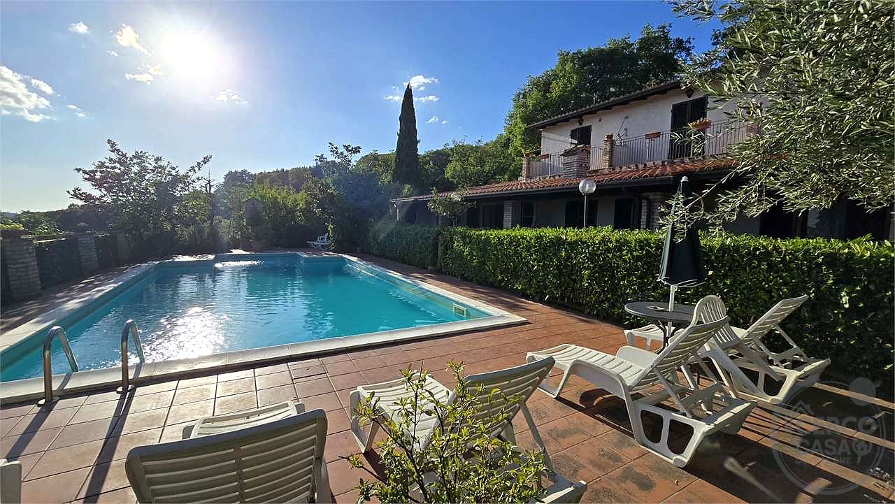 In vendita a Magione (Umbria) agriturismo composto da tre unità immobiliari.