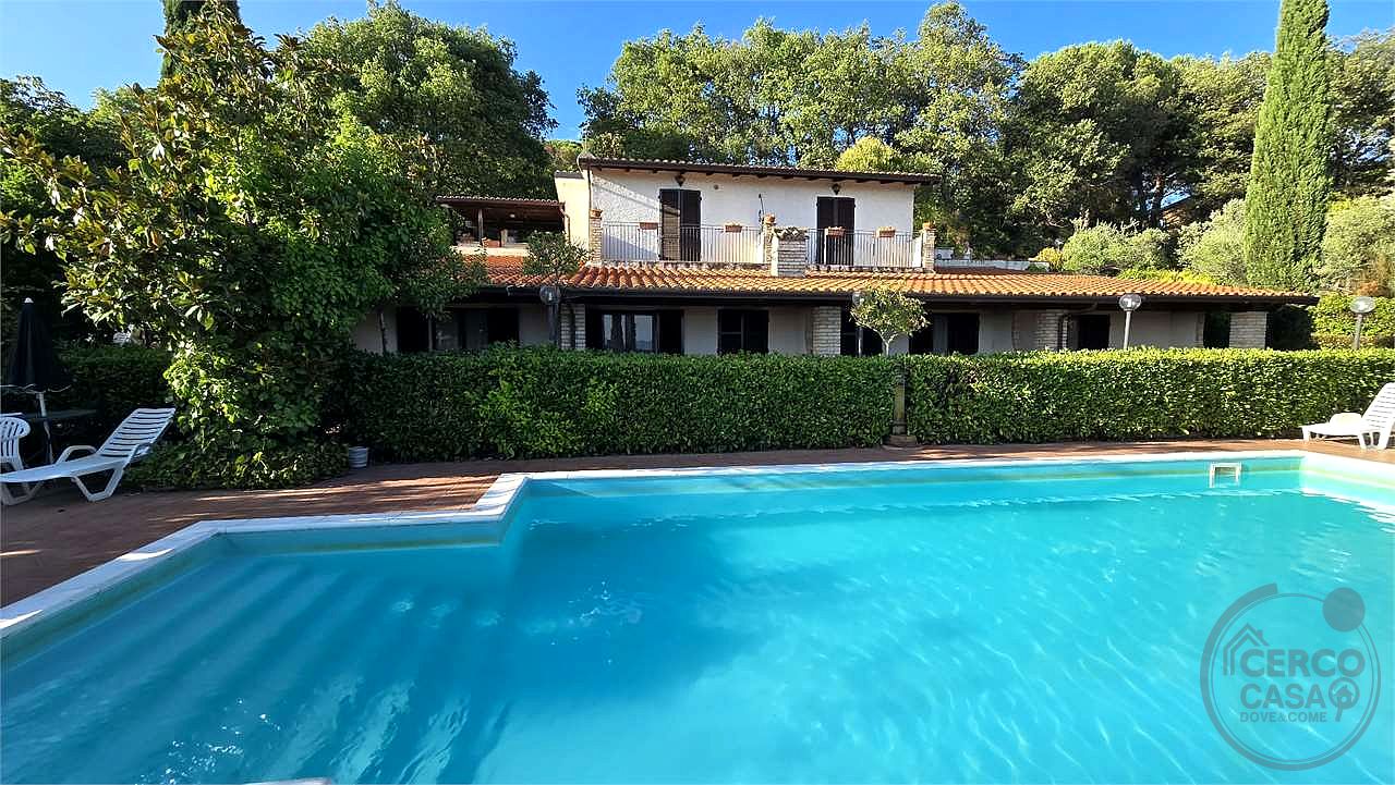In vendita a Magione (Umbria) agriturismo composto da tre unità immobiliari.