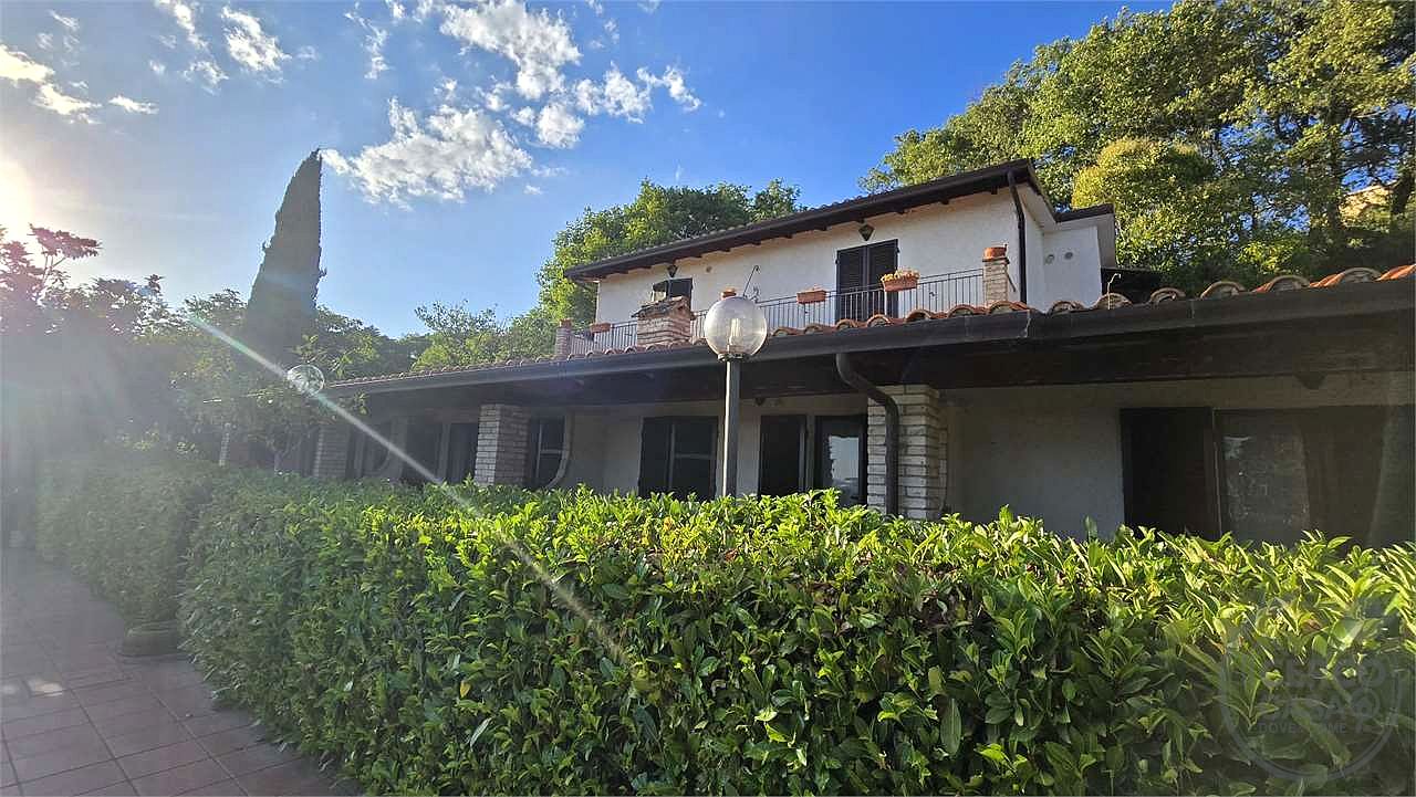 In vendita a Magione (Umbria) agriturismo composto da tre unità immobiliari.
