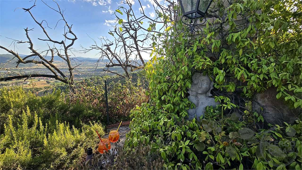In vendita a Magione (Umbria) agriturismo composto da tre unità immobiliari.
