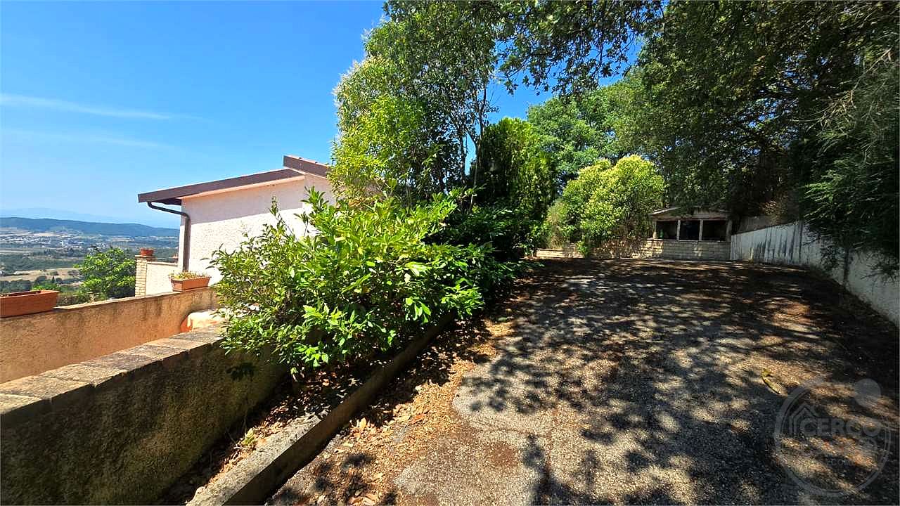 In vendita a Magione (Umbria) agriturismo composto da tre unità immobiliari.