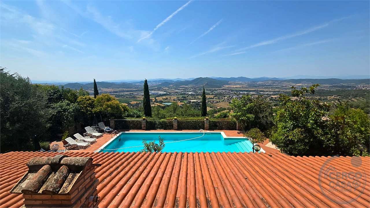 In vendita a Magione (Umbria) agriturismo composto da tre unità immobiliari.