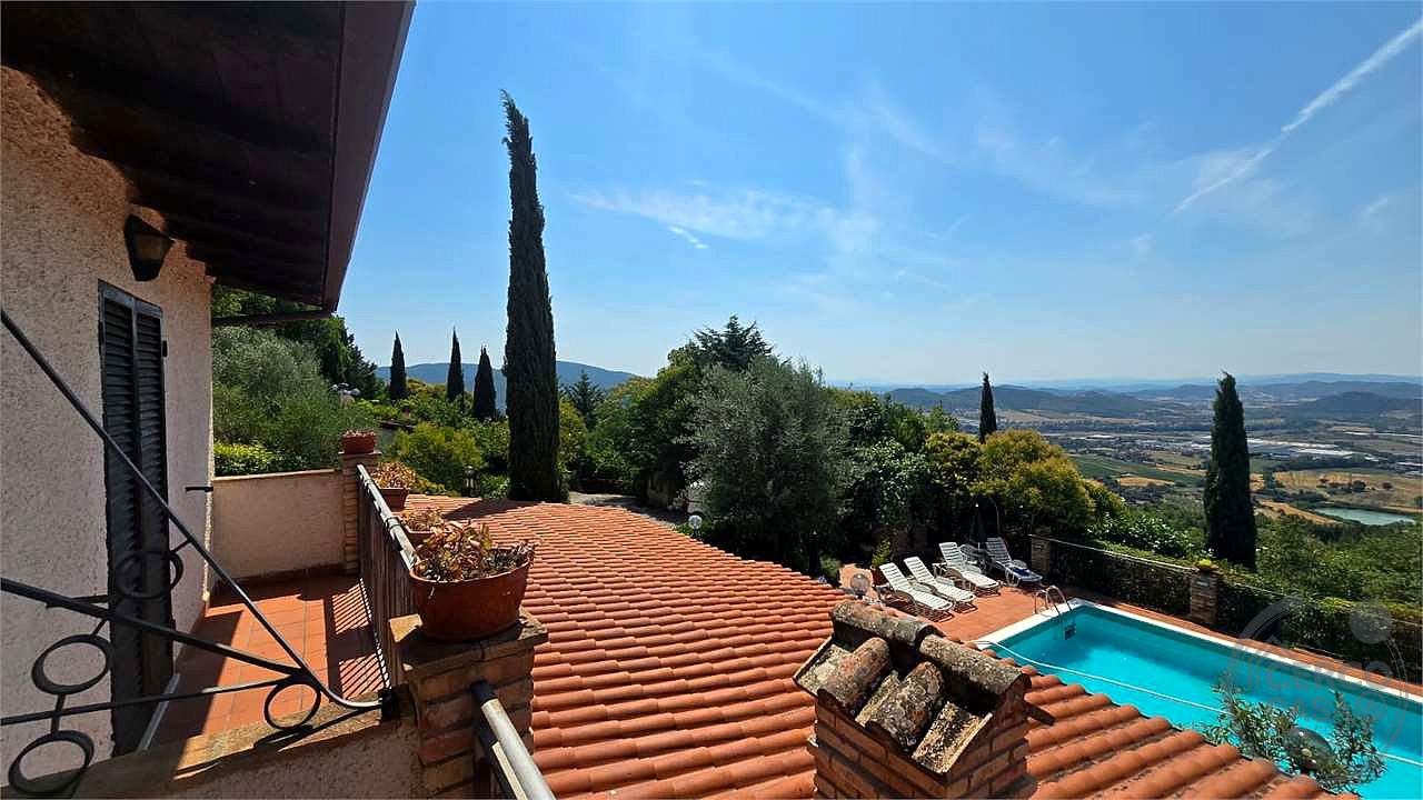 In vendita a Magione (Umbria) agriturismo composto da tre unità immobiliari.