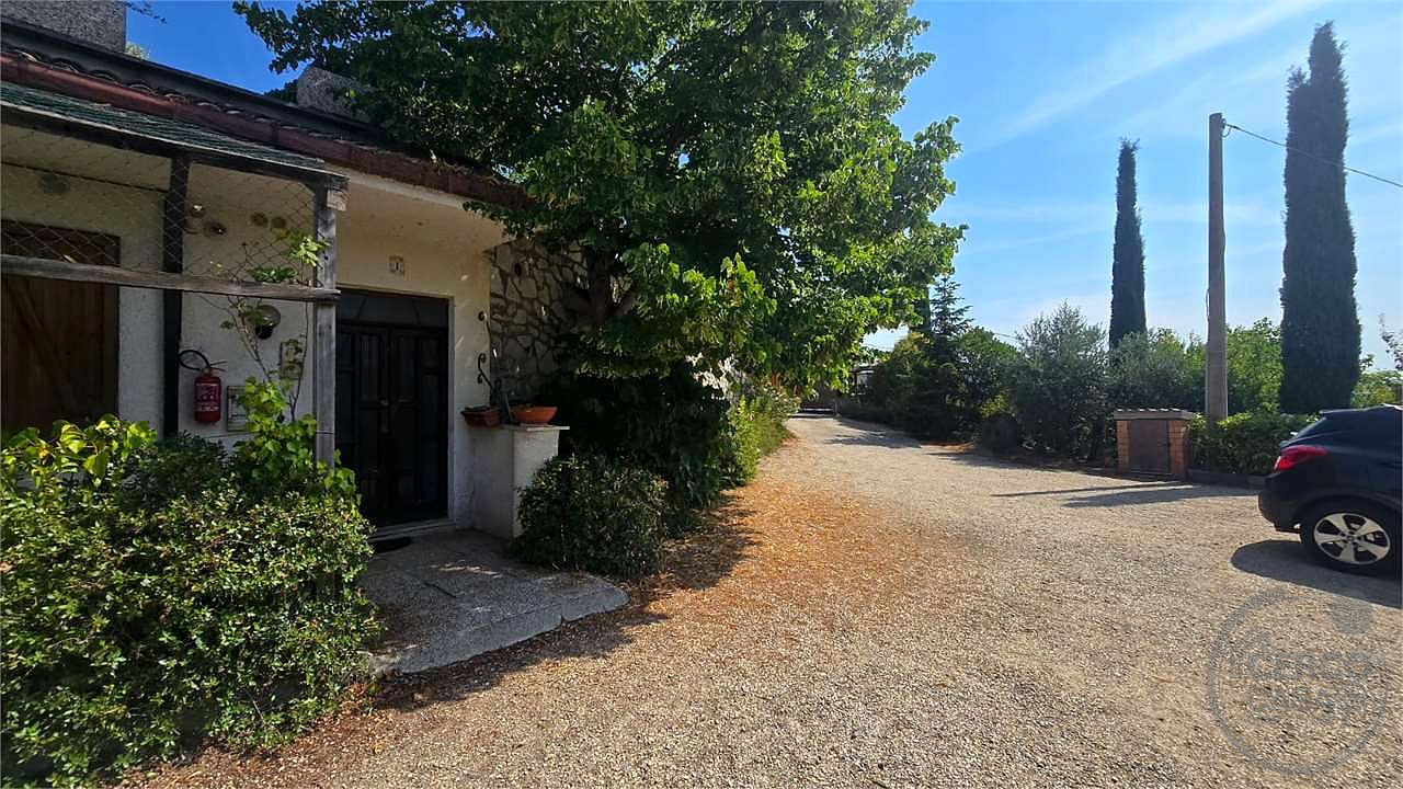 In vendita a Magione (Umbria) agriturismo composto da tre unità immobiliari.