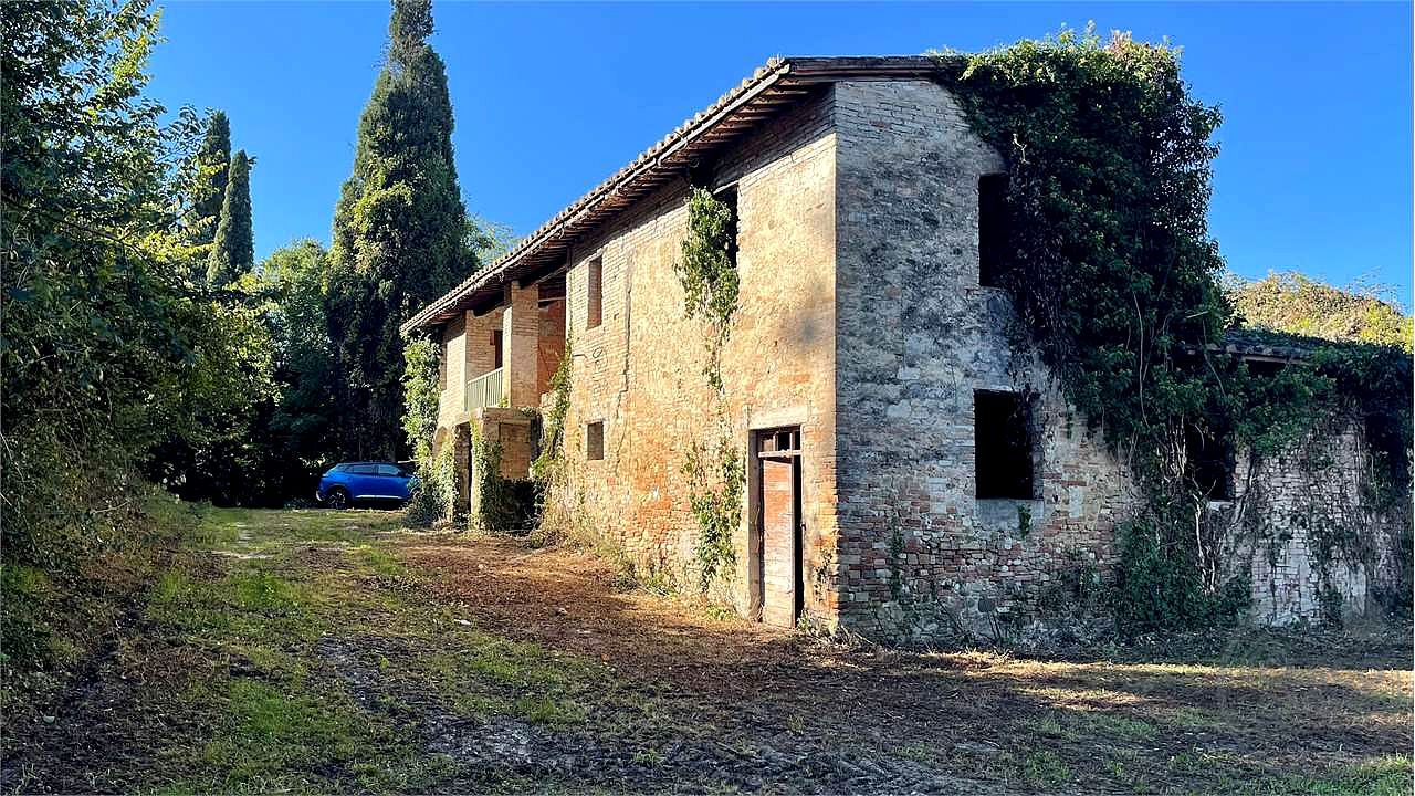 Casale con ampio terreno