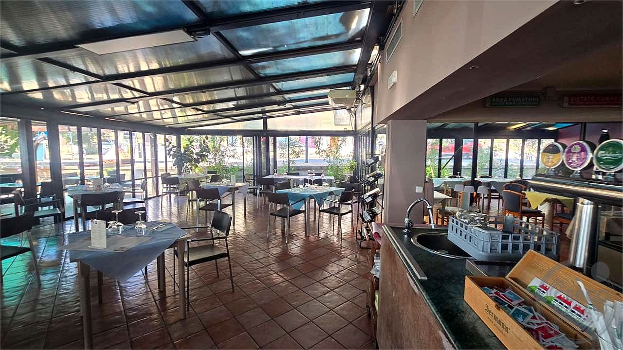 Vendesi Immobile è attività commerciale zona centrale vista Lago