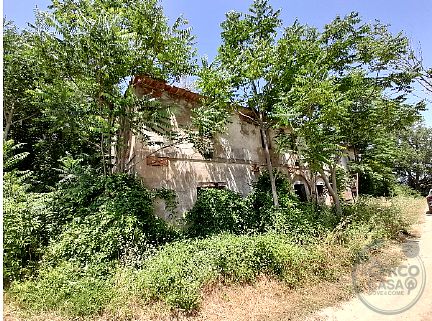 Antico Casale con Annesso Rurale da Ristrutturare
