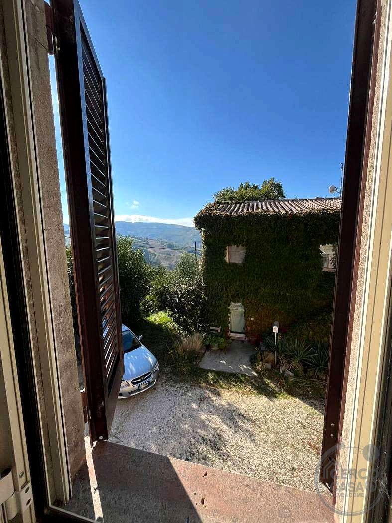 Porzione di casale arredato in vendita tra le colline umbre