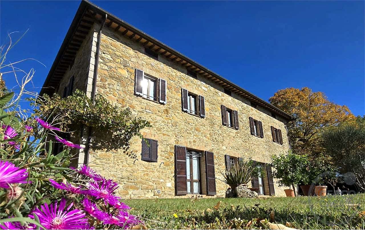 Prestigioso Casale dominante in Pietra con Piscina e Panorama Unico nelle Colline di Corciano
