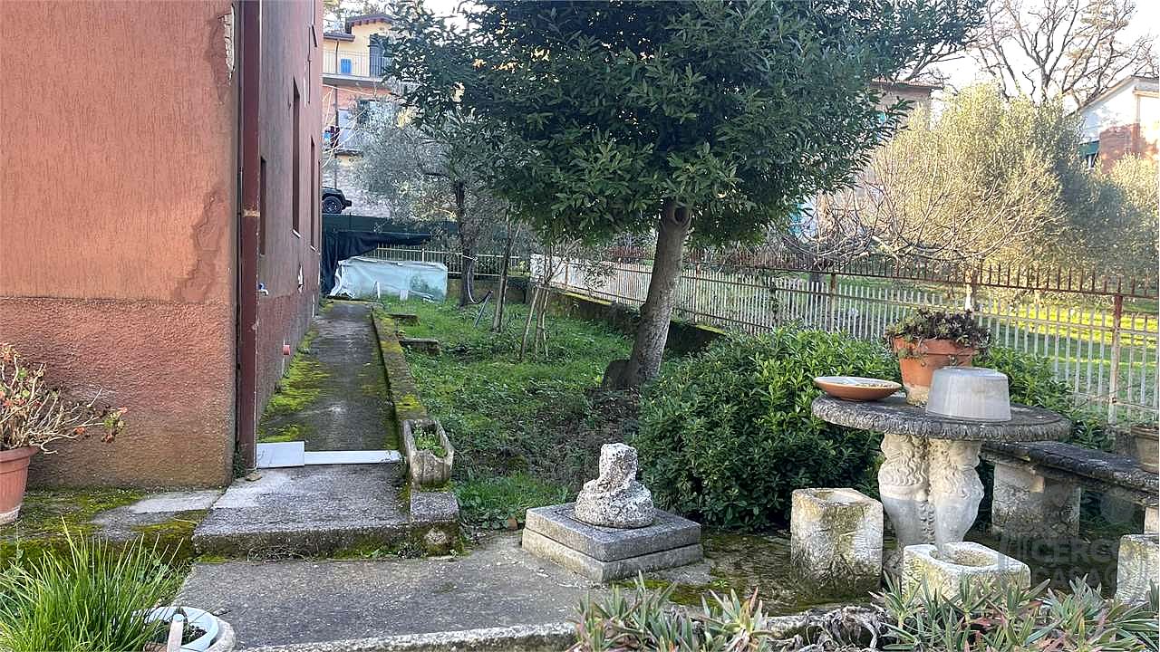 ZONA PREPO Casa singola con due appartamenti e ampio terreno privato