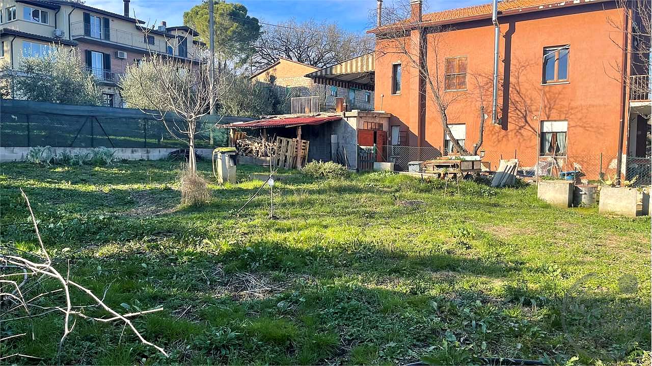ZONA PREPO Casa singola con due appartamenti e ampio terreno privato