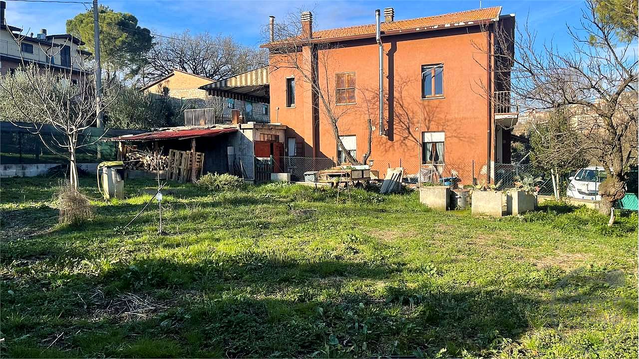 ZONA PREPO Casa singola con due appartamenti e ampio terreno privato
