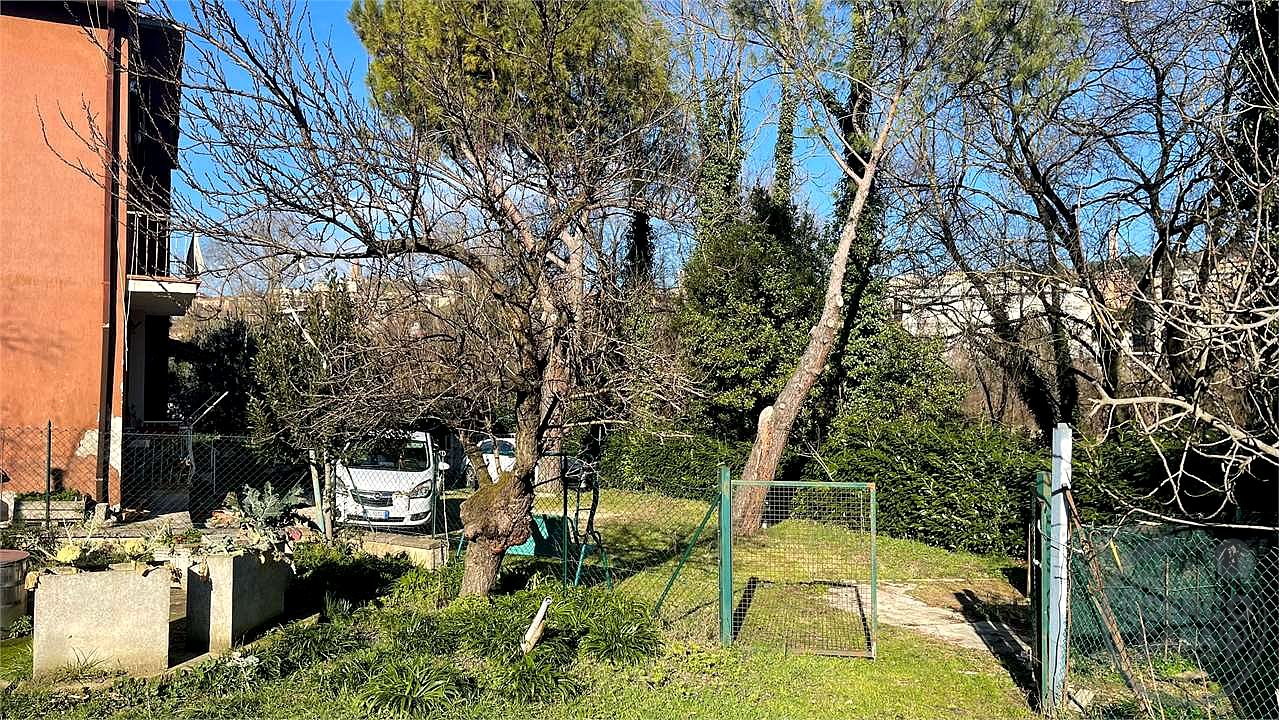 ZONA PREPO Casa singola con due appartamenti e ampio terreno privato